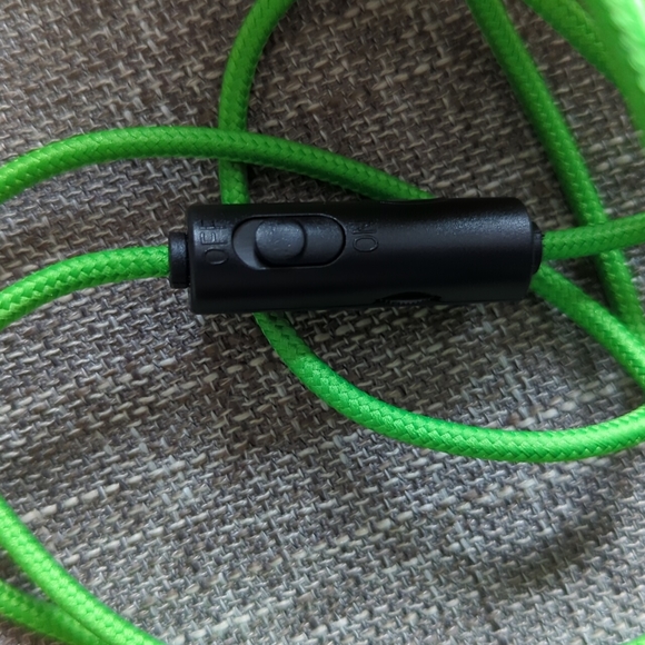 Neon green gaming headphones with mic and jack wire.  Adjustable and recratrable - Picture 3 of 6